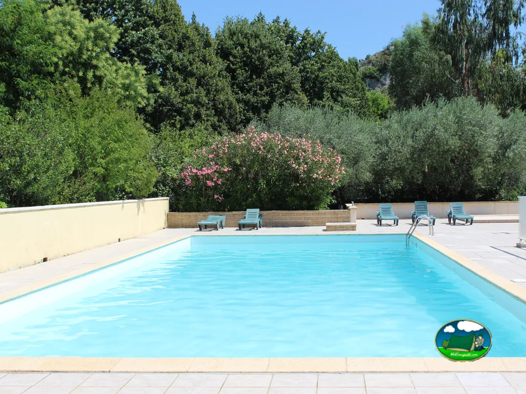 Piscina rodeada de jardines del Camping Le Clos, SAINT-AMBROIX (Gard)