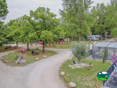 Parcelas entre árboles del Camping Les Violettes, DEYME (Alto Garona)