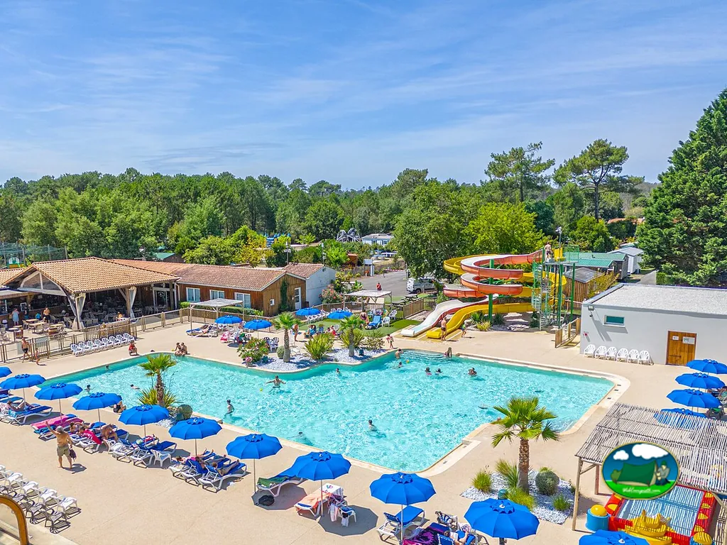 Piscina con toboganes del Camping La Pinèda (Capfun), LA TESTE-DE-BUCH (Gironda)