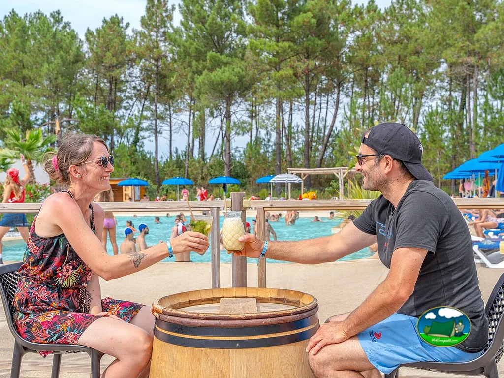 Piscina con bar y hamacas del Camping La Pinèda (Capfun), LA TESTE-DE-BUCH (Gironda)