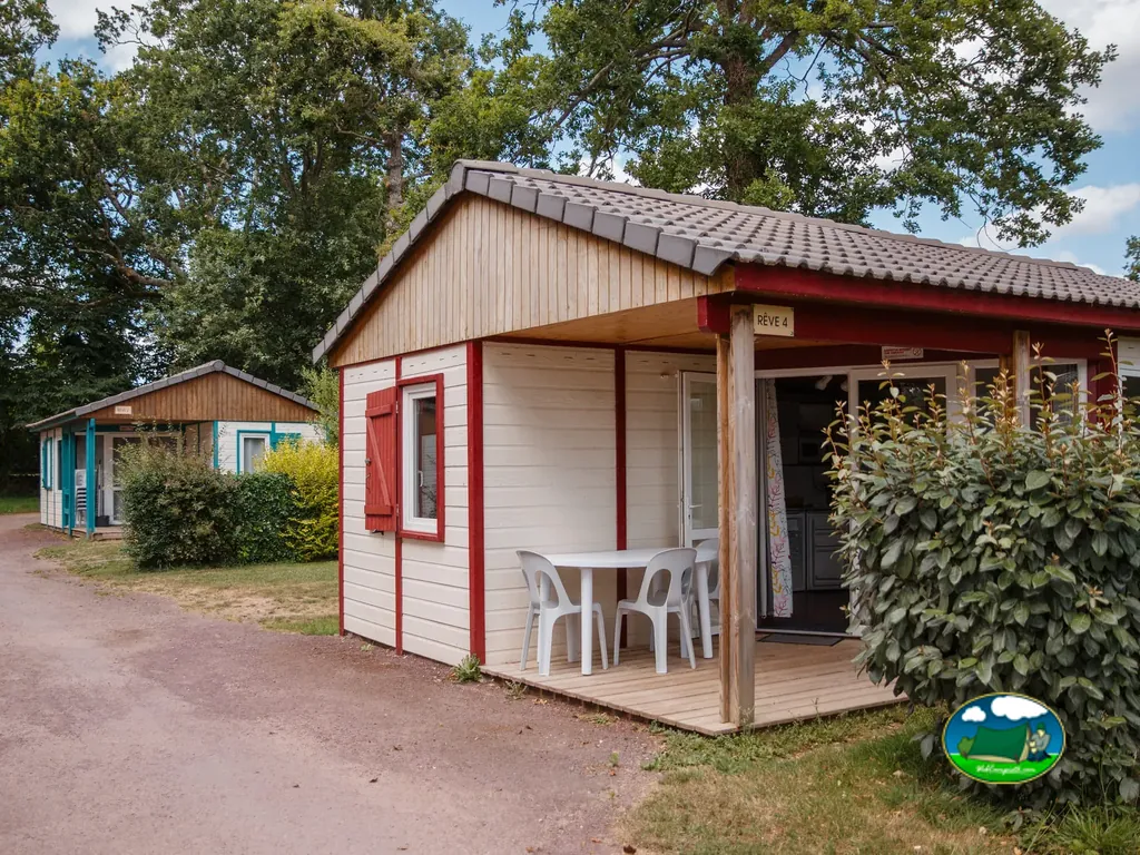 Bungalow con terraza del Camping des Deux Moulins, BOURG-DES-COMPTES (Ille y Vilaine)