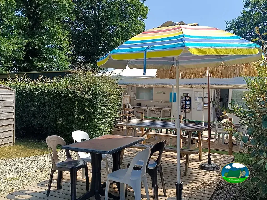 Restaurante con terraza del Camping des Deux Moulins, BOURG-DES-COMPTES (Ille y Vilaine)