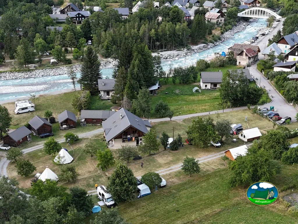 Parcelas junto al río del Camping la Cascade de Venosc, VÉNOSC (Isère)