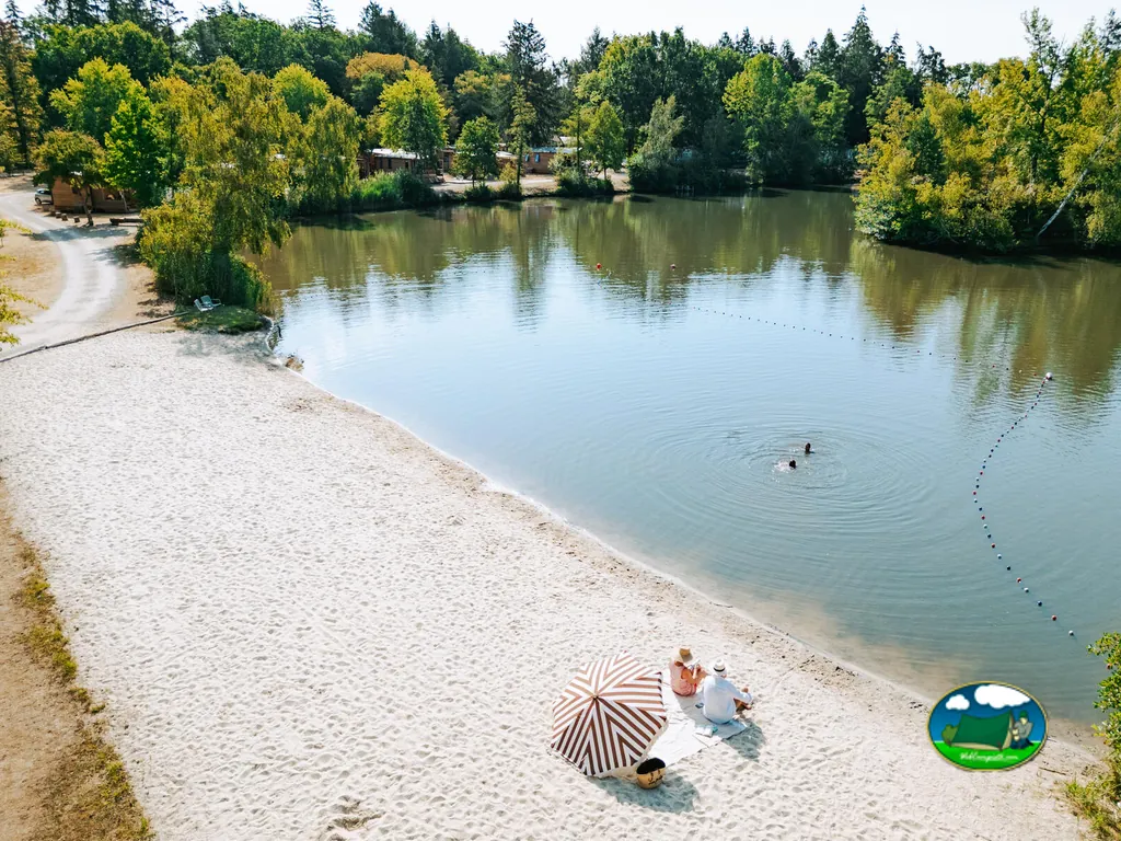 Playa junto al lago del Camping Sunêlia L'Etang de Sologne, NOUAN-LE-FUZELIER (Loir y Cher)