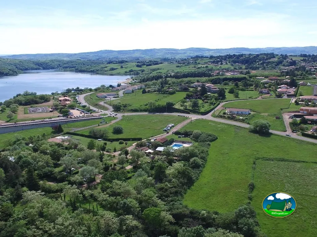Lago y piscina del Camping L'Orée du Lac, VILLEREST (Loira)