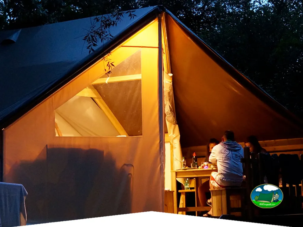 Glamping con zona comedor del Camping L'Orée du Lac, VILLEREST (Loira)