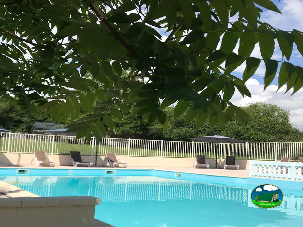 Piscina exterior con tumbonas del Camping L'Orée du Lac, VILLEREST (Loira)