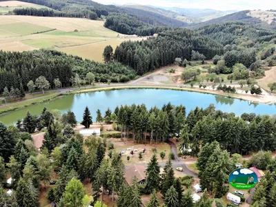 Lago rodeado de parcelas del Camping La Chanterelle, CHAMPAGNAC-LE-VIEUX (Alto Loira)