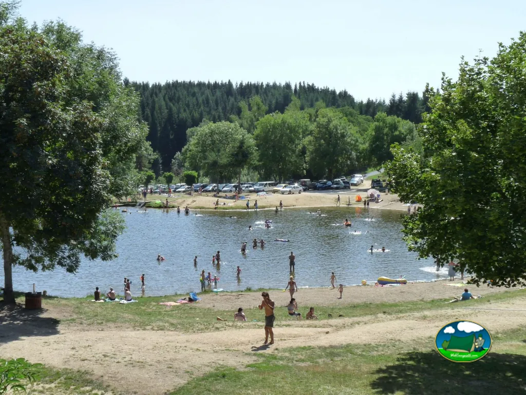 Playa junto al lago del Camping La Chanterelle, CHAMPAGNAC-LE-VIEUX (Alto Loira)