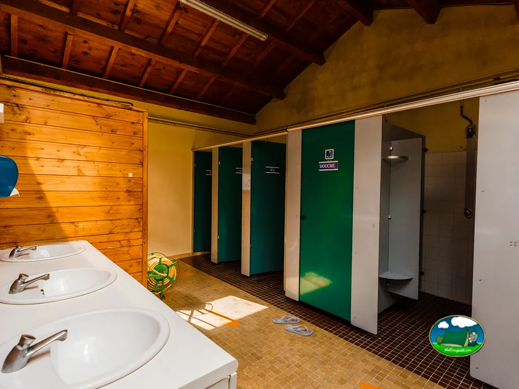 Aseos y duchas del Camping La Gravière (Auroux), AUROUX (Lozère)