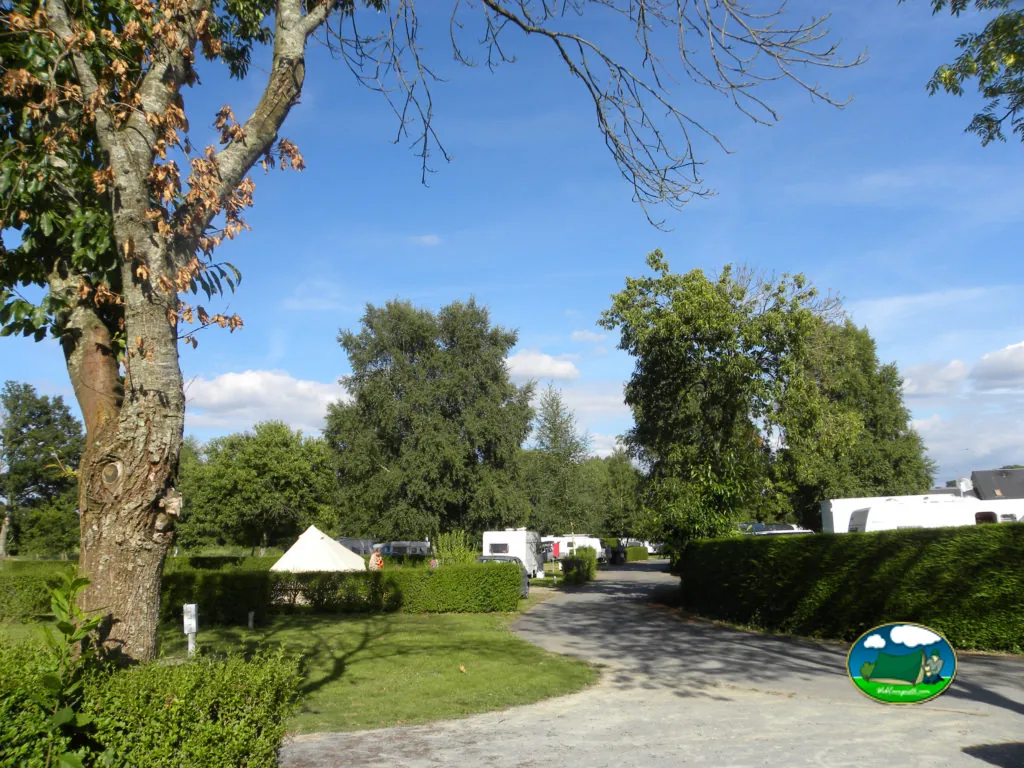 Parcelas entre árboles del Camping municipal de la Sélune, SAINT-HILAIRE-DU-HARCOUËT (Mancha)