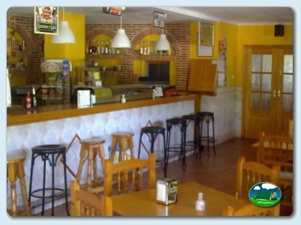 Restaurante bar con barra y mesas del Camping La Guilera, Navalonguilla (Ávila)