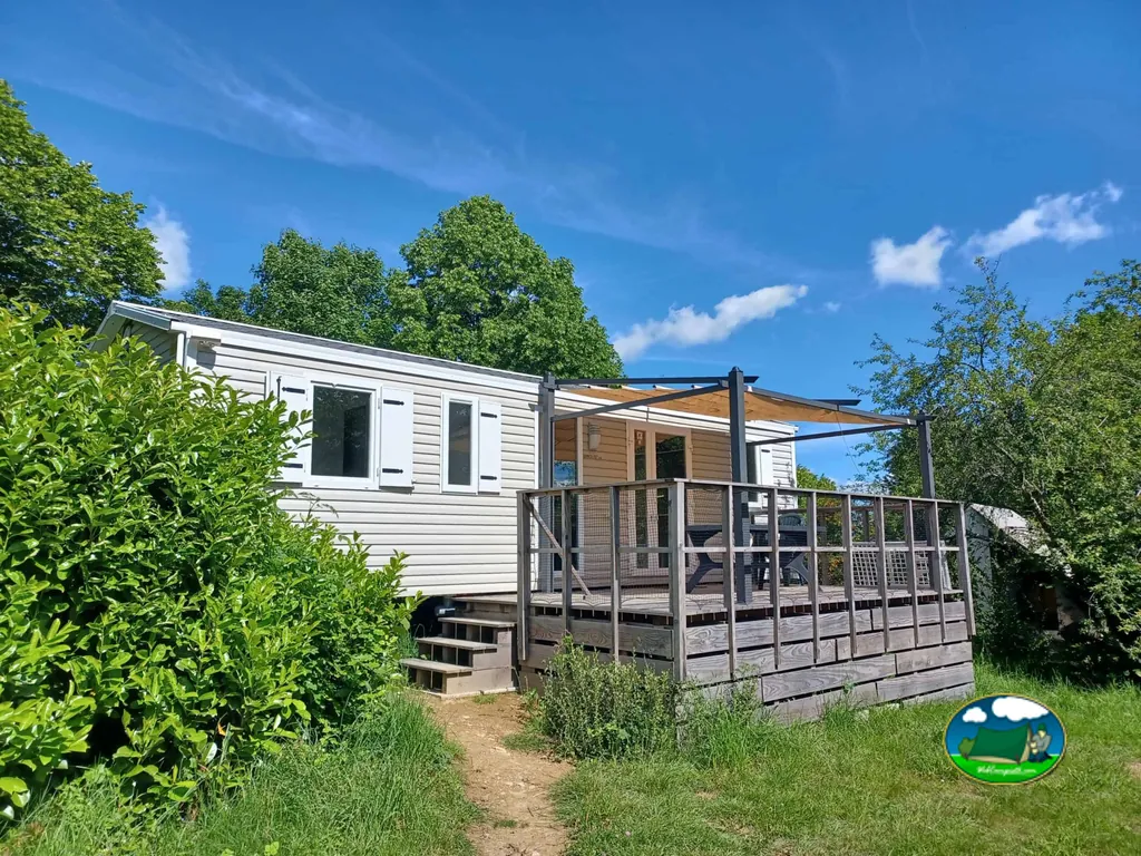 Mobil-home con terraza del Camping Les Genêts du Morvan, OUROUX-EN-MORVAN (Nièvre)