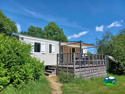 Mobil-home con terraza del Camping Les Genêts du Morvan, OUROUX-EN-MORVAN (Nièvre)