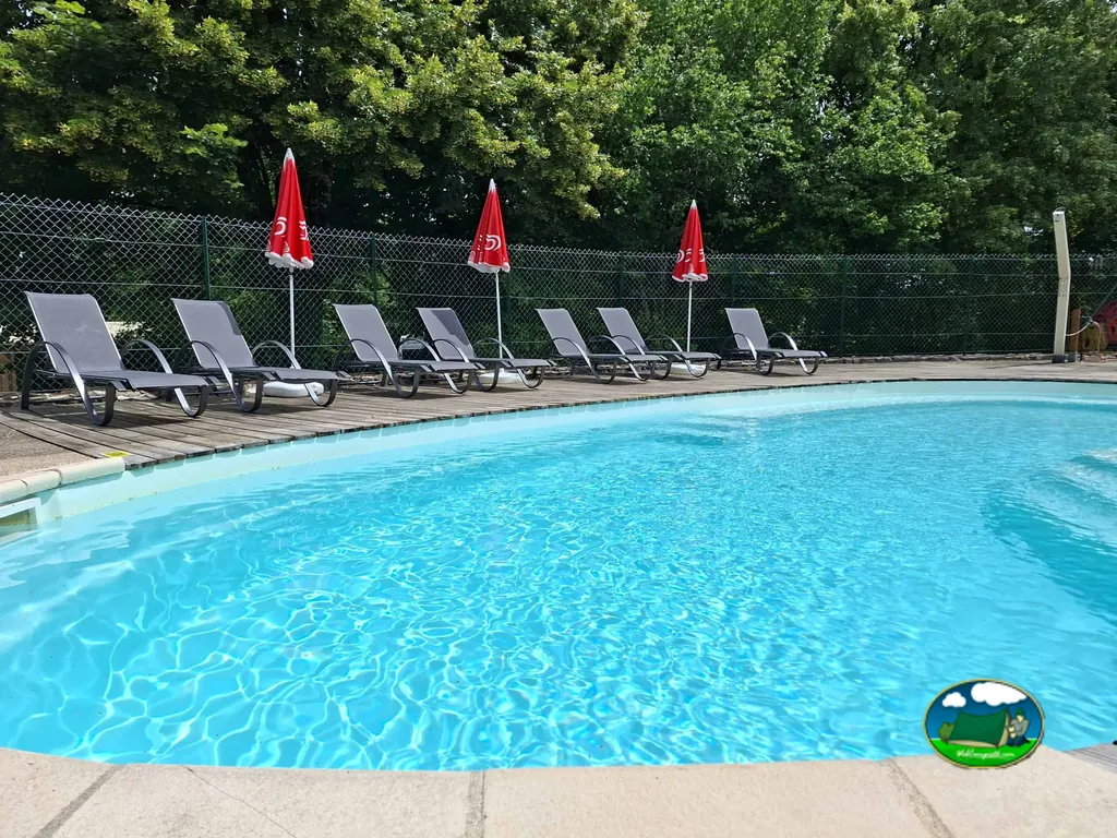 Piscina con tumbonas del Camping Les Genêts du Morvan, OUROUX-EN-MORVAN (Nièvre)
