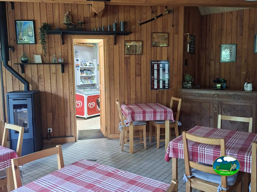 Restaurante con comedor rústico del Camping Les Genêts du Morvan, OUROUX-EN-MORVAN (Nièvre)