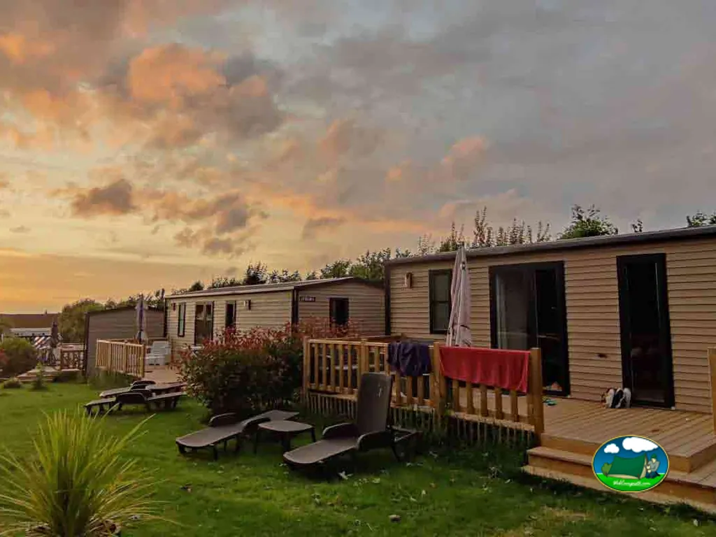 Mobil-home al atardecer del Camping Les Voiles des 2 Caps, HERVELINGHEN (Paso de Calais)
