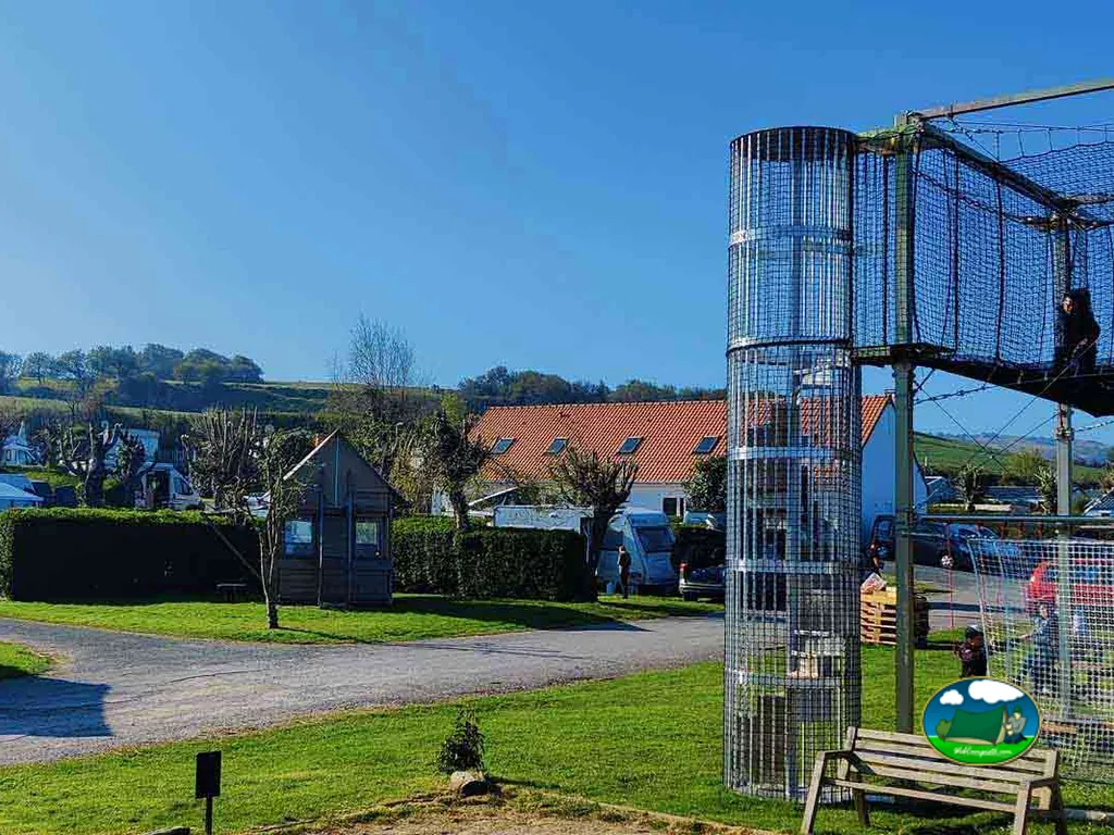 Parque infantil con parcelas del Camping Les Voiles des 2 Caps, HERVELINGHEN (Paso de Calais)