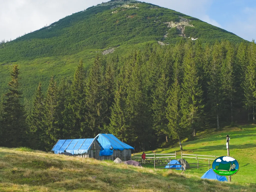 Montaña con tiendas de acampada del Camping Etche Zahar, URT (Pirineos Atlánticos)