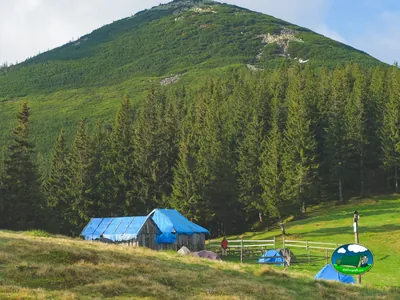 Montaña con tiendas de acampada del Camping Etche Zahar, URT (Pirineos Atlánticos)