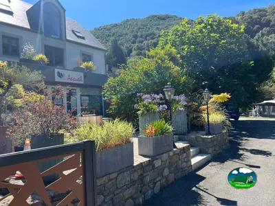 Recepción junto a la montaña del Camping les Cascades, LUZ-SAINT-SAUVEUR (Altos Pirineos)
