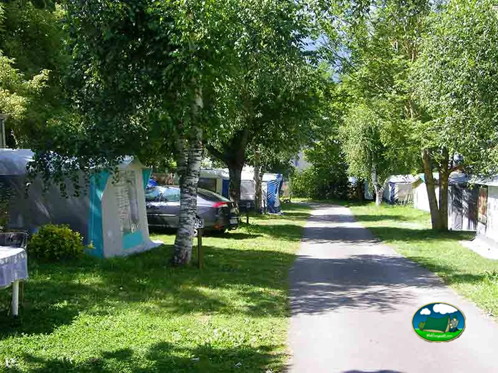 Parcelas arboladas del Camping La Mousquère, BOURISP (Altos Pirineos)