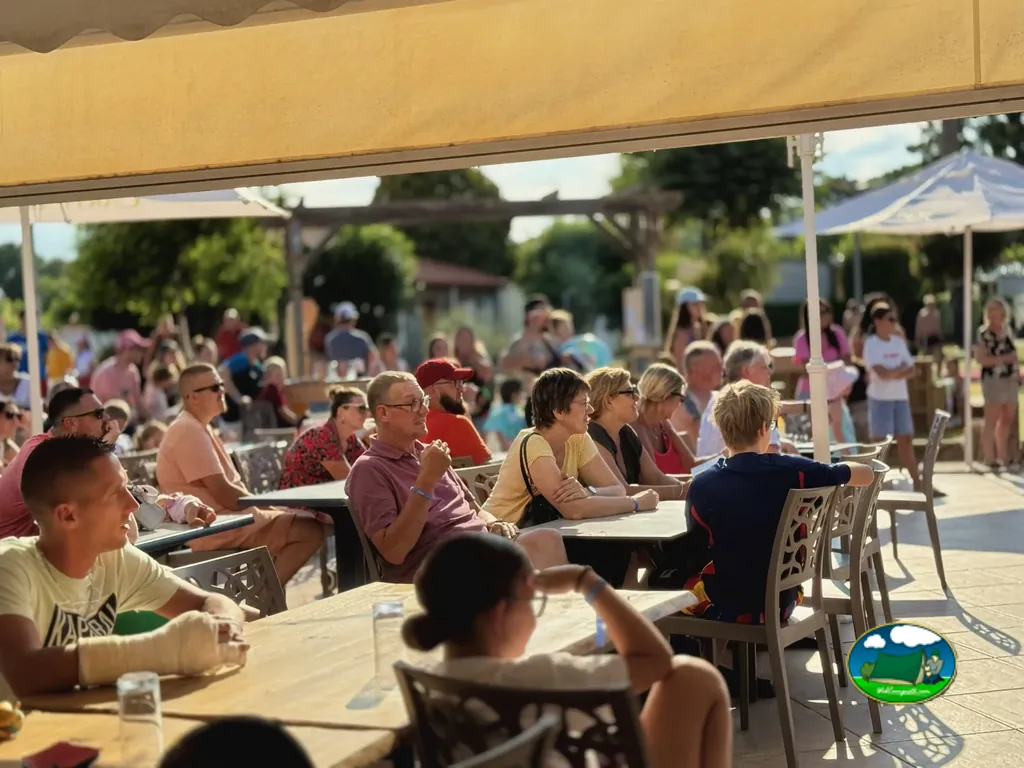 Restaurante al aire libre del Camping Les Jardins Catalans, ARGELÈS-SUR-MER (Pirineos Orientales)