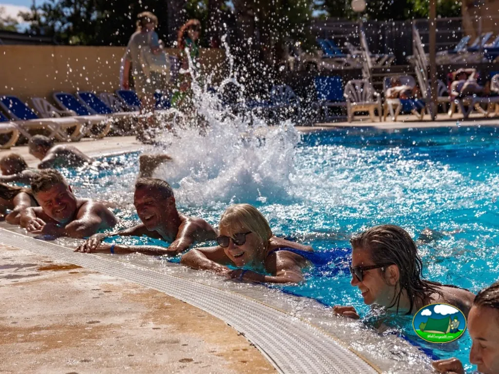 Piscina con chapuzón del Camping Les Jardins Catalans, ARGELÈS-SUR-MER (Pirineos Orientales)