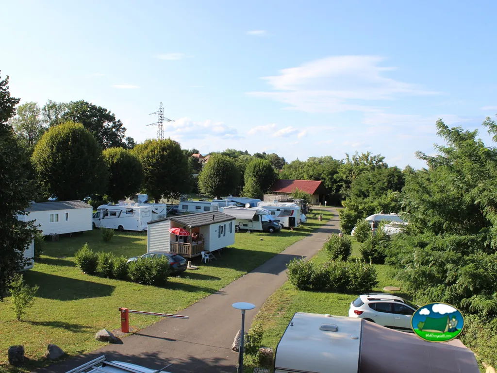 Parcelas de caravanas del Camping Les Acacias (Camping Restaurant des Acacias), ALTKIRCH (Alto Rin)