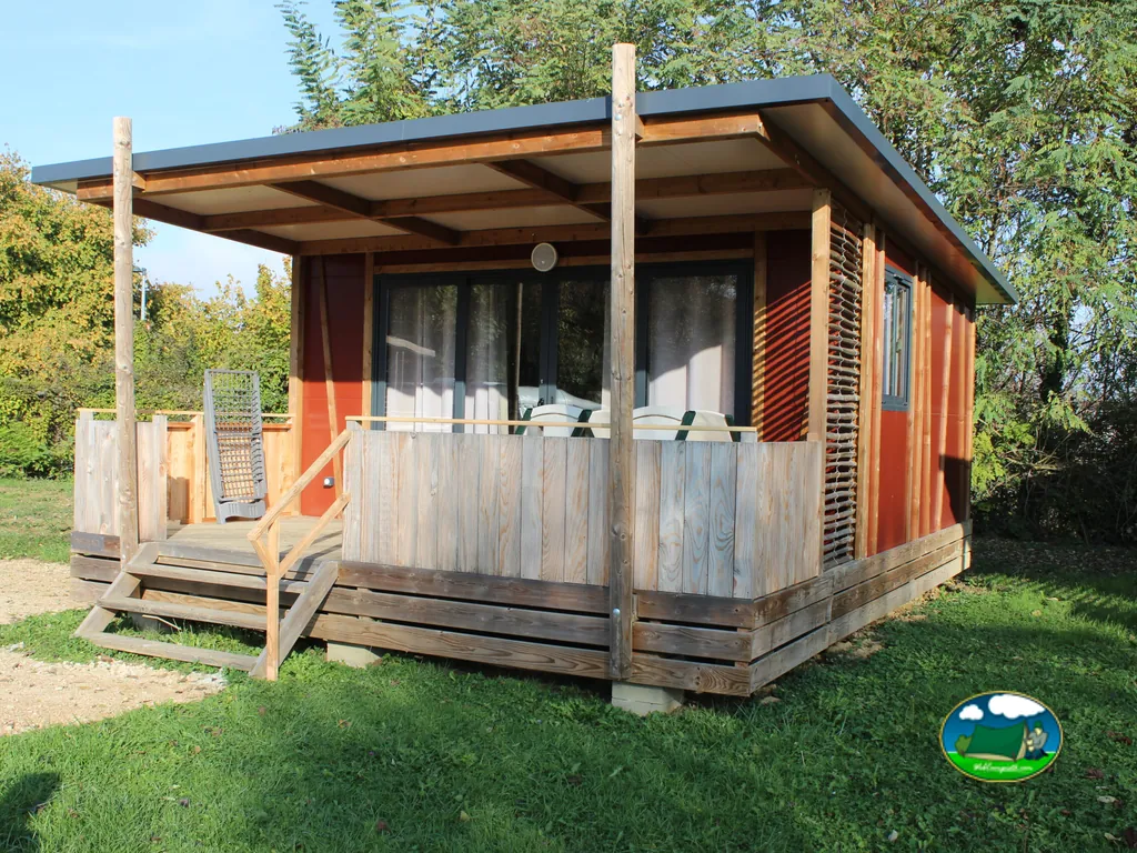 Bungalow con terraza del Camping Les Acacias (Camping Restaurant des Acacias), ALTKIRCH (Alto Rin)