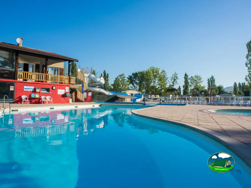 Piscina con tobogán del Camping Les Rives de Condrieu (siblu Villages), CONDRIEU (Ródano)