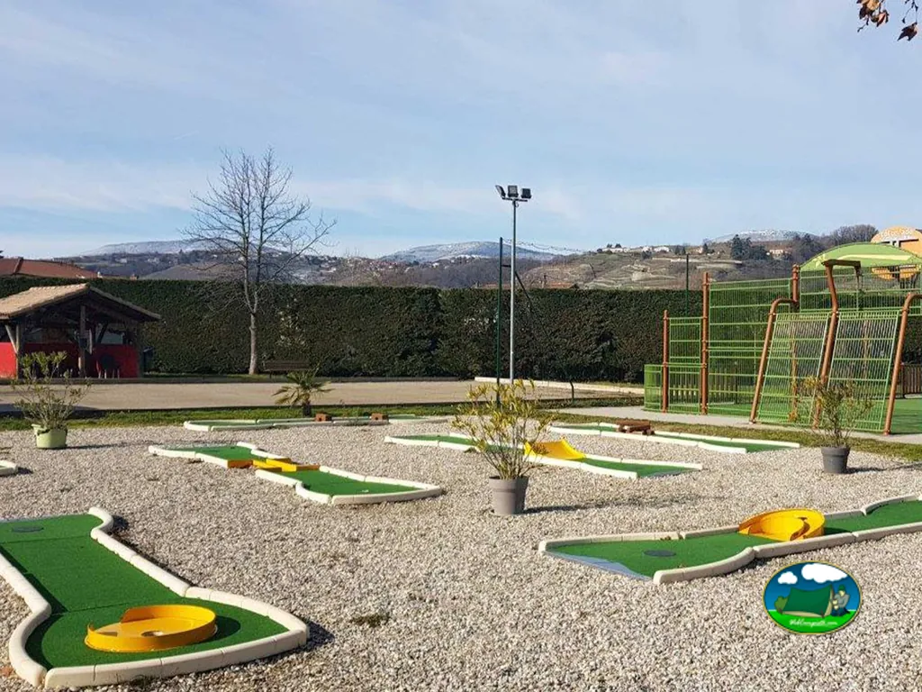 Parque infantil y minigolf del Camping Les Rives de Condrieu (siblu Villages), CONDRIEU (Ródano)