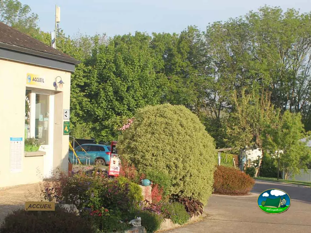 Recepción ajardinada del Camping Les Garennes de la Mer, LE BOURG-DUN (Sena Marítimo)