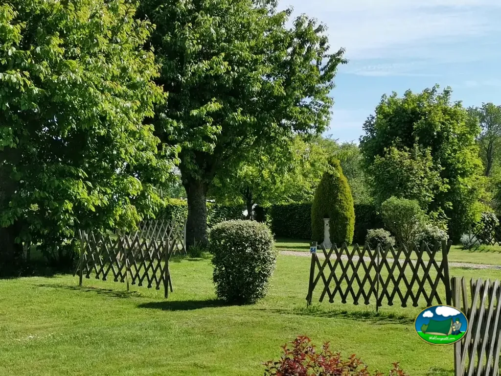 Parcelas entre árboles del Camping Les Garennes de la Mer, LE BOURG-DUN (Sena Marítimo)