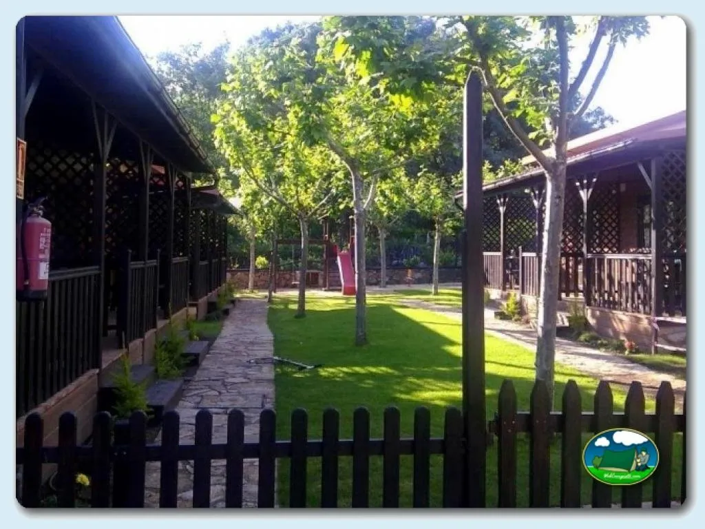 Parcela con bungalow y zona de césped arbolada del Camping La Mata, Madrigal de la Vera (Cáceres)