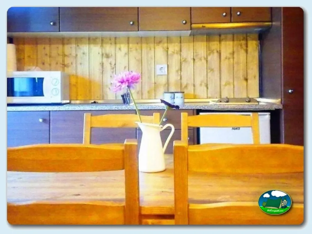 Cocina y comedor interior de mobil-home del Camping La Mata, Madrigal de la Vera (Cáceres)
