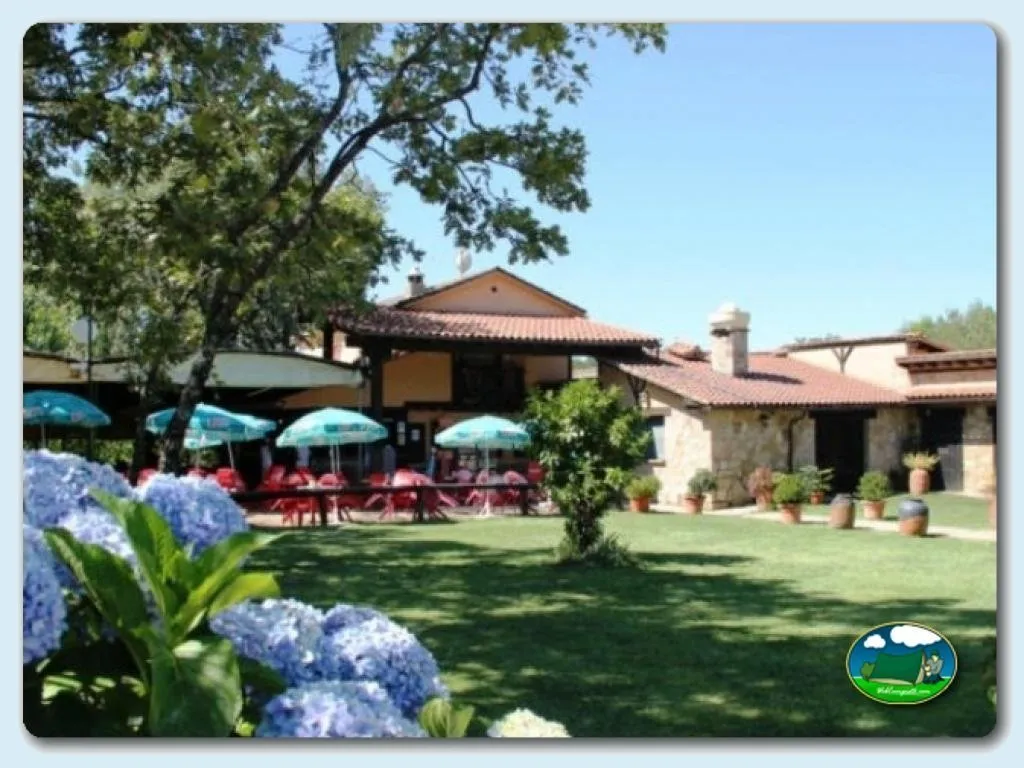 Restaurante con terraza y vistas al jardín del Camping La Mata, Madrigal de la Vera (Cáceres)