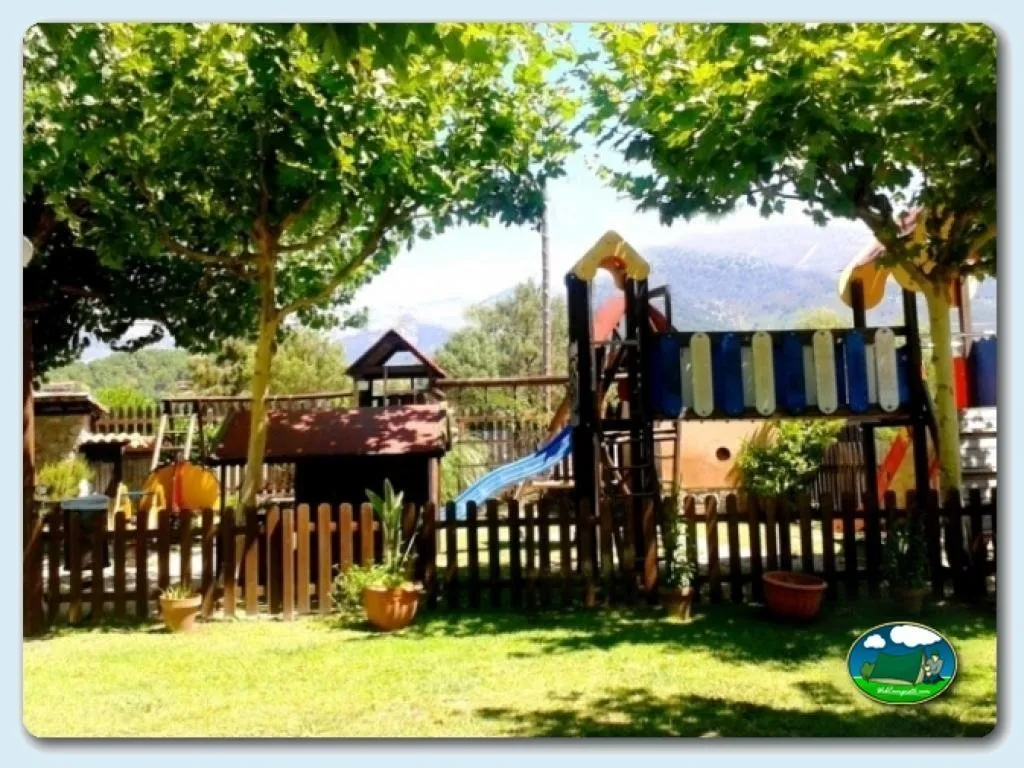 Parque infantil con vistas a la montaña del Camping La Mata, Madrigal de la Vera (Cáceres)