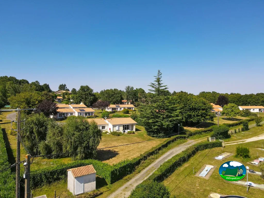 Bungalows entre árboles del Camping du Lambon (Olydea le Lambon), PRAILLES-LA COUARDE (Deux-Sèvres)