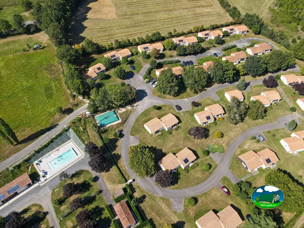 Piscina y bungalows del Camping du Lambon (Olydea le Lambon), PRAILLES-LA COUARDE (Deux-Sèvres)