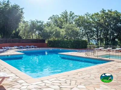 Piscina rodeada de árboles del Camping Les Philippons, LES ADRETS-DE-L'ESTÉREL (Var)