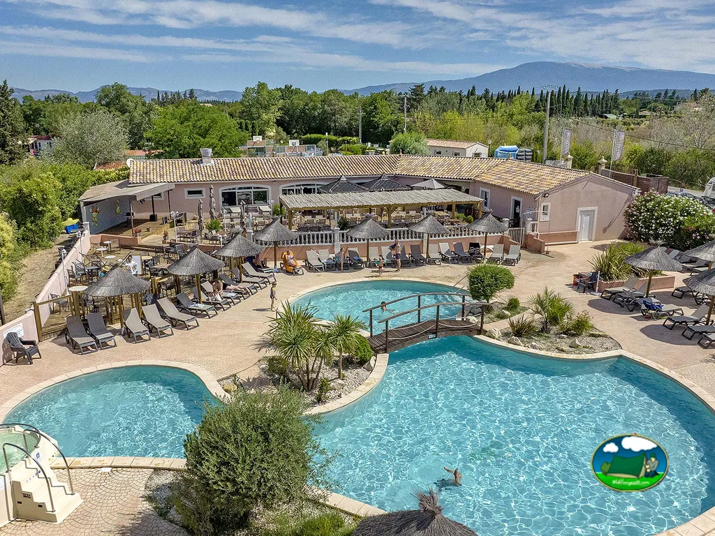 Piscina con vistas a la montaña del Camping Les Fontaines (Ciela Village), PERNES-LES-FONTAINES (Vaucluse)