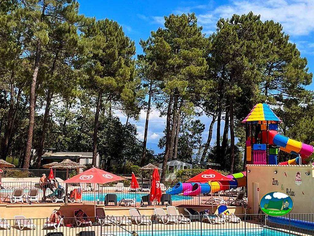 Piscina con parque infantil del Camping La Simioune, BOLLÈNE (Vaucluse)