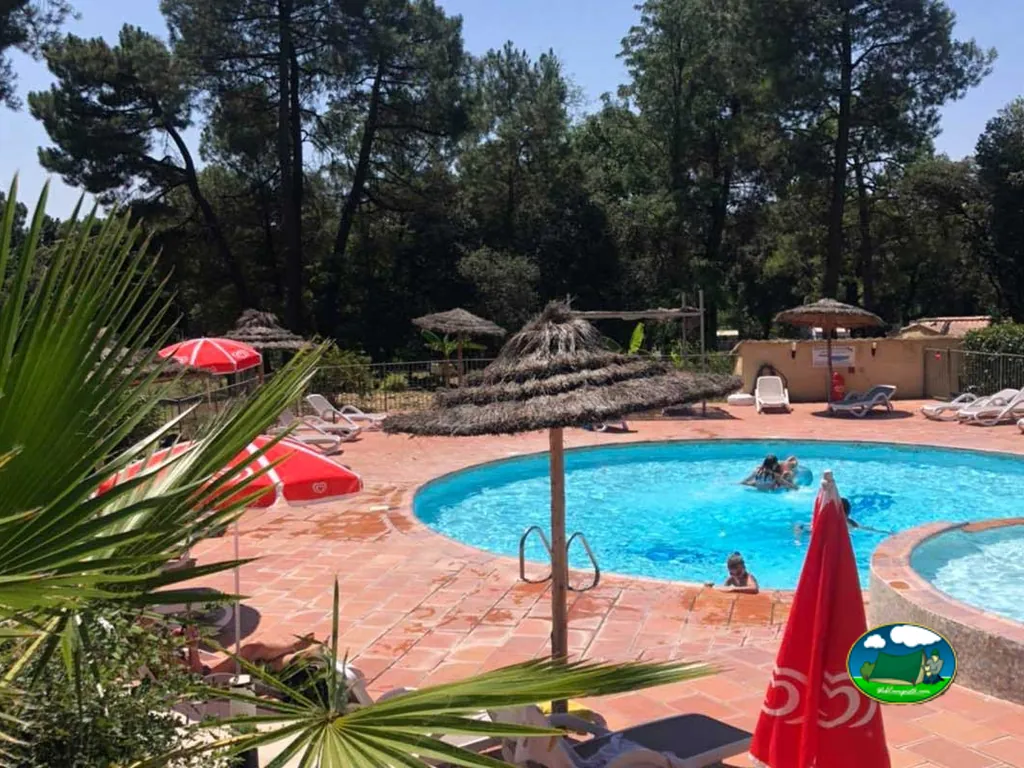 Piscina con sombrillas del Camping La Simioune, BOLLÈNE (Vaucluse)