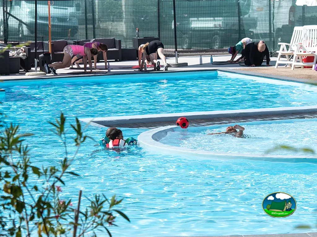 Piscina con zona de jacuzzi del Camping Les Nids du Lac (Sunêlia), SANCHEY (Vosgos)