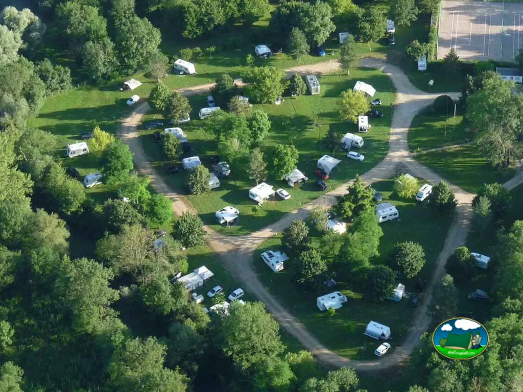 Parcelas entre árboles del Camping Municipal de la Noue Marrou, LIGNY-LE-CHÂTEL (Yonne)