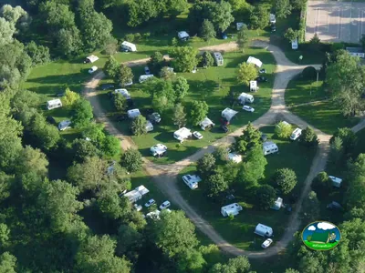 Parcelas entre árboles del Camping Municipal de la Noue Marrou, LIGNY-LE-CHÂTEL (Yonne)