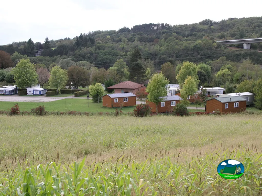 Mobil-home en la montaña del Camping L'Aincontournable (ex Camping de la Vallée de l'Ain), PONCIN (Ain)