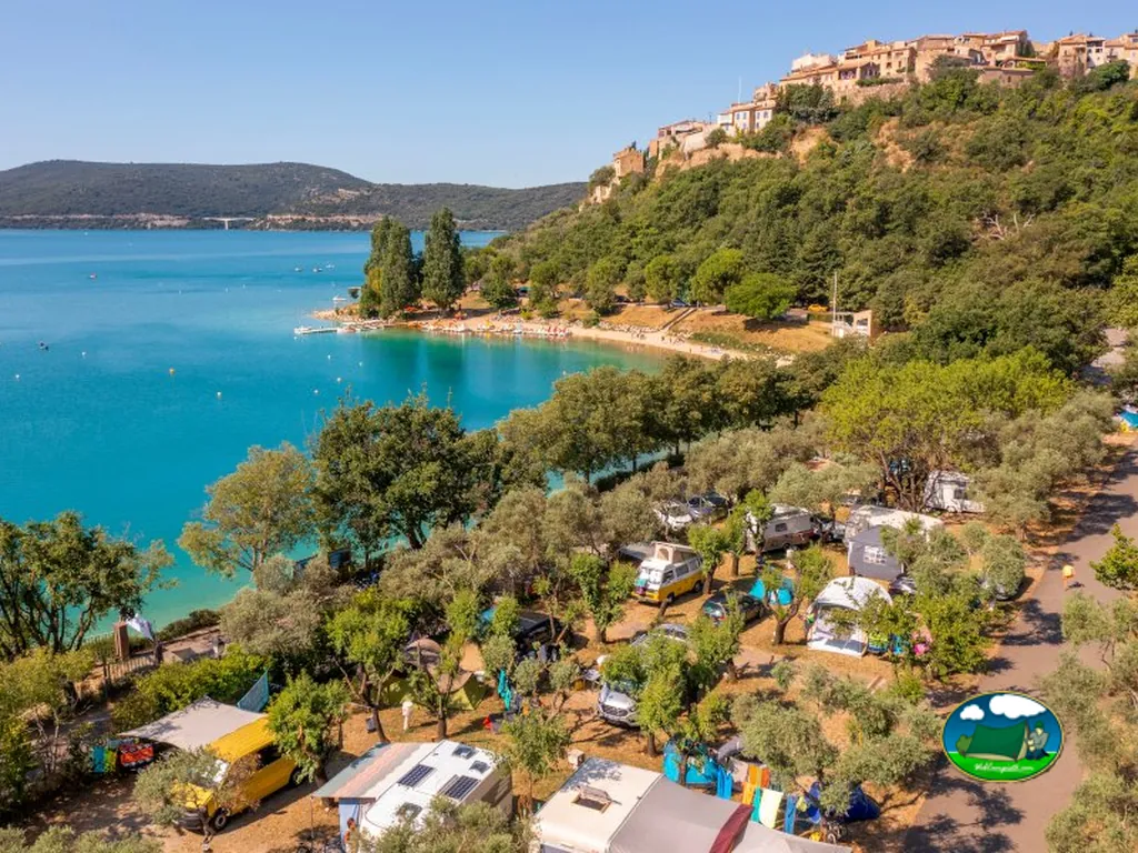 Parcela junto al lago del Camping Municipal Les Roches, SAINTE-CROIX-DU-VERDON (Alpes de Alta Provenza)