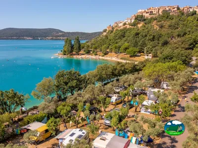 Parcela junto al lago del Camping Municipal Les Roches, SAINTE-CROIX-DU-VERDON (Alpes de Alta Provenza)